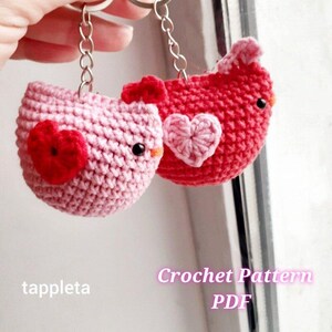 Valentine chicken keychain crochet pattern, Chicken with heart, Valentines keychains for couple, Chicken lover gift, Galentines day gift, mabel chicken keychain, Valentines day crochet pattern, Pink girly accessories, Valentines day favor for class, teacher appreciation,  bag charm crochet, gift for grandmother, school party favor, gift for friends, mother day gift, small party favor handmade, chicken ornament, beginner friendly pattern, easy crochet gift idea,tappleta crochet pattern