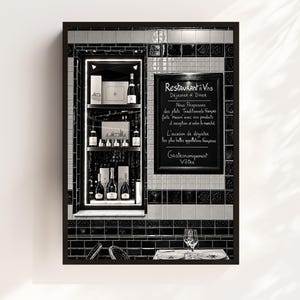 Puede incluir: Una impresión artística enmarcada en blanco y negro que muestra el interior de un restaurante con paredes de azulejos, un estante empotrado con botellas de vino y cajas, y una pizarra con texto en francés. Dos copas de vino sobre una mesa.