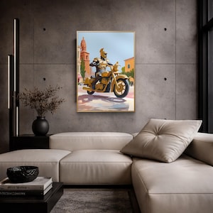Puede incluir: Una obra de arte enmarcada representa una motocicleta dorada y un jinete con armadura, ambientada en una ciudad europea con un edificio de tejado rojo. La obra de arte se exhibe en un salón moderno con una pared de hormigón gris y un sofá blanco.