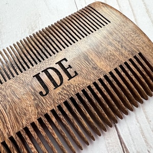 Peut inclure: Un peigne en bois brun fonc&eacute; avec une inscription personnalis&eacute;e "JDE" sur le manche.