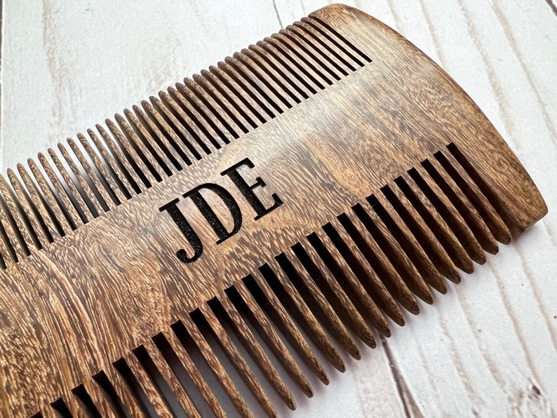 Peut inclure: Un peigne en bois brun fonc&eacute; avec une inscription personnalis&eacute;e "JDE" sur le manche.