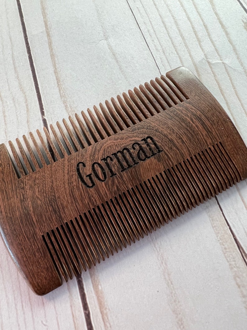 Peut inclure: Un peigne en bois brun avec une inscription personnalis&eacute;e qui dit "Gorman".