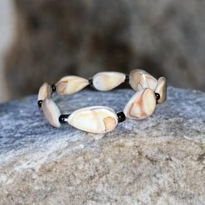 Teardrop Shape Shell Bracelet with Black Beads – Handmade Beach-Inspired Jewelry – Elegant Boho Bracelet