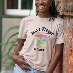 Don&#39;t Froget to Smile frog Shirt - Cute Minimalist Frog Under Mushroom Tee, Wholesome Punny Shirt for Nature and Frog Lovers