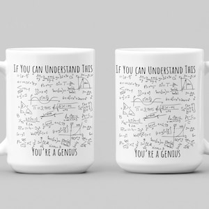 Puede incluir: Dos tazas de cerámica blanca con un diseño de fórmula matemática. Las tazas tienen el texto negro "IF YOU CAN UNDERSTAND THIS YOU'RE A GENIUS". Las tazas están sobre un fondo gris claro.