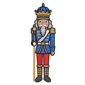 以下が含まれることがあります： 金色のアクセントが付いた青い制服、赤いズボン、黒いブーツを着たくるみ割り人形の兵士の刺繍画像。 くるみ割り人形は王冠をかぶり、杖を持っています。 デザインは、お祝いの休日の装飾です。