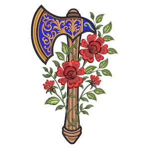 Può includere: Design ricamato di un'ascia con una lama blu e oro, manico marrone e fiori rossi con foglie verdi. La testa dell'ascia presenta decorazioni dorate ornate. I fiori e le foglie sono disposti attorno al manico.