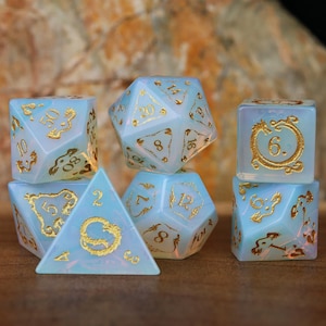 Juego de dados D&D con gemas de ópalo: Patrones de la llamada del dragón y elementos vintage