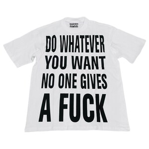 Camiseta de manga curta com estampa de letras Annabolina Opium - Playboi Carti