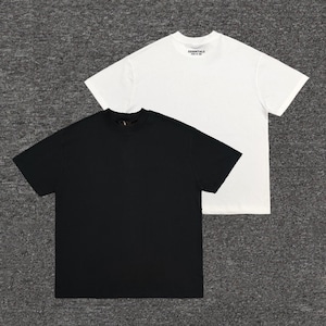 Camiseta básica con logo ESSENTIALS