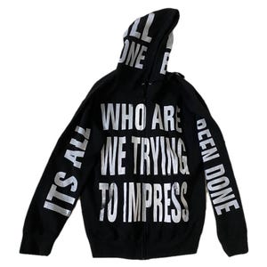 ¿A quién intentamos impresionar? - Sudadera con capucha con estampado de letras Opium de Anna Bolina