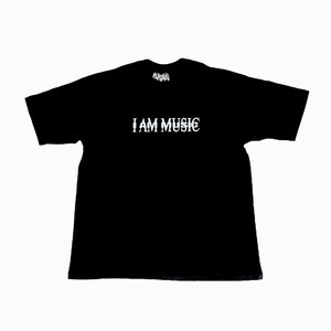 Camiseta de edición limitada con el eslogan "I AM MUSIC" de Opium Playboi Carti