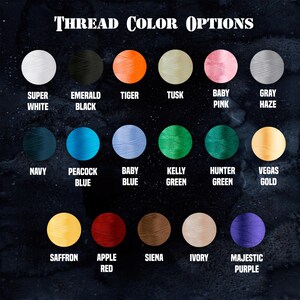 Pu&ograve; includere: Immagine che mostra una tabella dei colori delle opzioni di filo. Il testo "THREAD COLOR OPTIONS" &egrave; in alto. I colori includono bianco, nero, arancione, beige, rosa, grigio, blu navy, verde acqua, azzurro, verde, verde scuro e oro. Ulteriori colori sono giallo, rosso, marrone, avorio e viola.