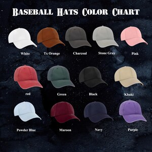 Pu&ograve; includere: Una tabella colori di cappellini da baseball in vari colori, tra cui bianco, arancione, antracite, grigio pietra, rosa, rosso, verde, nero, kaki, azzurro polvere, bordeaux, blu navy e viola. Il testo "BASEBALL HATS COLOR CHART" &egrave; in alto.