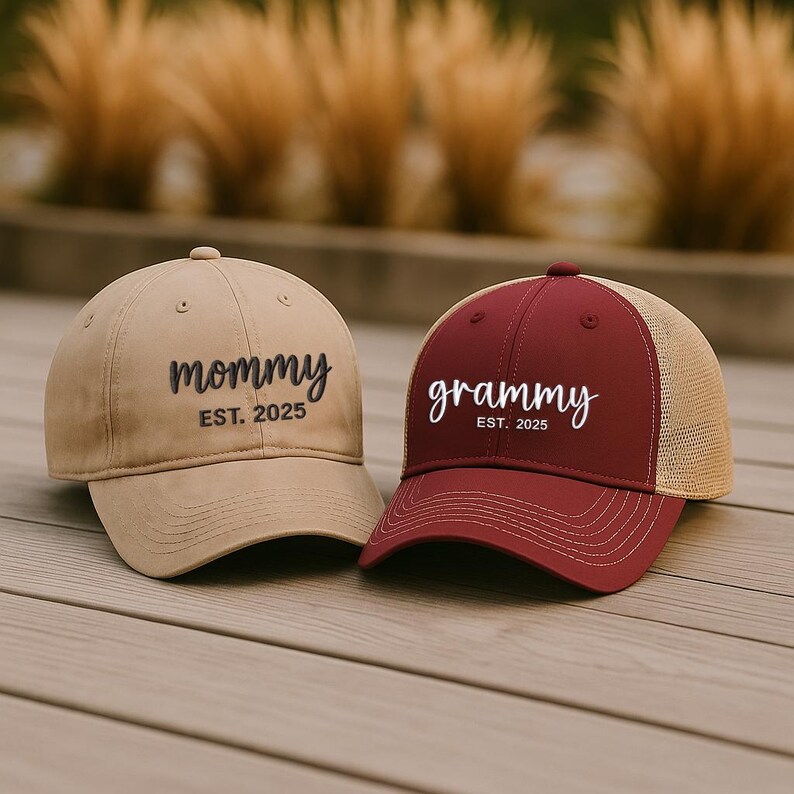 Pu&ograve; includere: Due cappellini da baseball. Uno &egrave; beige con la scritta "mommy" e "EST. 2025" ricamata in nero. L'altro &egrave; bordeaux con "grammy" e "EST. 2025" in bianco. Il secondo cappellino ha il retro in rete beige.