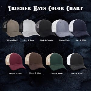 Pu&ograve; includere: Una tabella colori che mostra vari cappellini da camionista. I cappellini sono disponibili in una variet&agrave; di colori, tra cui oliva e nero, grigio e nero, nero e carbone, grigio e bianco, blu navy e bianco, bordeaux e kaki, marrone e kaki, verde e kaki e nero e bianco.