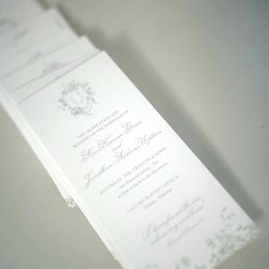 セージグリーンの結婚式プログラムテンプレート：伝統的な紋章デザイン（デジタルダウンロード）