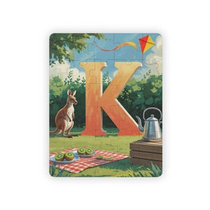 Rompecabezas de la letra K: divertido rompecabezas para aprender el alfabeto para niños y arte mural para deletrear tu nombre: escena de canguro, tetera, cometa y kiwi.