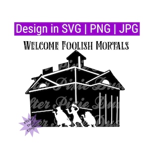 Puede incluir: Silueta en blanco y negro de una casa encantada con el texto "Welcome Foolish Mortals". Tres brujas caminan hacia la casa.