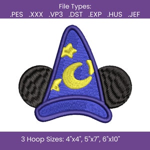 Könnte beinhalten: Stickdatei von Mickey Mouse mit einem blauen Zaubererhut mit gelben Sternen und einem Halbmond. Das Design ist in 3 Stickrahmengrößen erhältlich: 4"x4", 5"x7" und 6"x10".