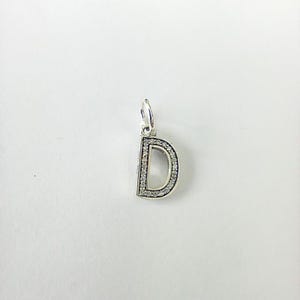 Charm colgante de plata Pandora con letra inicial del alfabeto D y circonita cúbica