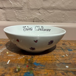 Personalised hand paint ceramic bowl. Customised with your choice of text and a patterned outside.