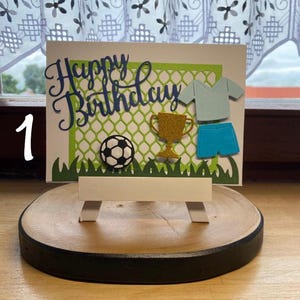 Handgemachte (personalisierbare) Geburtstagskarte für Fußballfans - Happy Birthday mit Pokal & Trikot