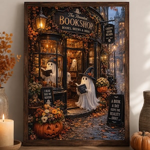 Può includere: Una stampa incorniciata di una scena stravagante di Halloween. L'immagine presenta una libreria chiamata "The Haunted Bookshop" con fantasmi che leggono libri. Zucca, fogliame autunnale e il testo "A book a day keeps the reality away" aggiungono all'atmosfera.