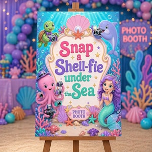 Puede incluir: Un colorido letrero de fotomatón con el texto "Snap a Shell-fie under the Sea". El letrero presenta ilustraciones de dibujos animados de una tortuga, un delfín, un pulpo y una sirena, todos sosteniendo cámaras. El letrero está sobre un caballete de madera.