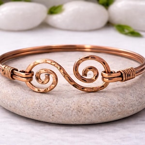 Handgjort koppartrådslindat armband: Rustikt hamrat boho armband spiralmanschett