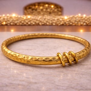 Gehamerde messing armband, handgemaakte open manchet, minimalistische goudkleurige sieraden, verstelbare uniseks armband