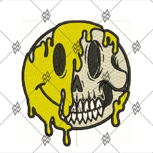 Puede incluir: Parche bordado amarillo y negro con un diseño dividido: una cara sonriente a la izquierda y una calavera a la derecha. La cara amarilla tiene detalles de goteo y la calavera tiene dientes visibles.