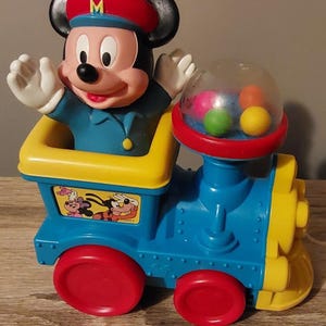 Vintage plastic Disney Mickey Mouse op trein trekspeelgoedballen pop-up wanneer getrokken!