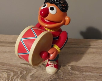 Rzadka, zabytkowa figurka Erniego z Ulicy Sezamkowej, 7 cali, nakręcana, grająca na bębnie, firmy Illco Toys