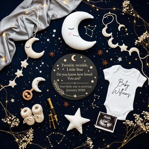 Puede incluir: Anuncio de nacimiento con temática celestial. La imagen presenta un body blanco con "Baby Williams" impreso, un letrero de madera con texto, una ecografía y varias decoraciones de estrellas y lunas. La paleta de colores es principalmente blanca y azul marino.