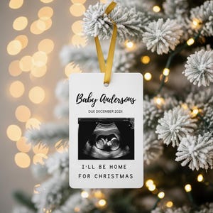 Digitale kerstzwangerschapsaankondiging verwacht in december Bewerkbare sjabloon voor babyonthulling Genderneutraal vakantie I Will Be Home Baby Reveal