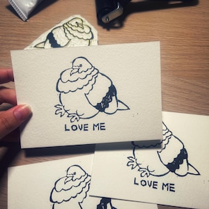 Carte postale Love Me Pigeon (impression découpée lino estampée à la main)
