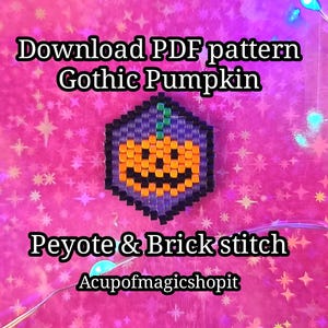Può includere: Motivo di zucca gotica con perline viola, arancioni e verdi, con il testo "Download PDF pattern Gothic Pumpkin" e "Peyote & Brick stitch". Lo sfondo è una superficie rosa glitterata.