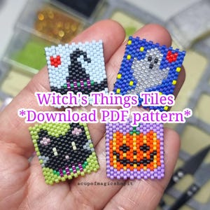 Può includere: Quattro piastrelle quadrate decorate con perline con disegni a tema Halloween. Le piastrelle presentano un cappello da strega, un fantasma, un gatto nero e una zucca. È visibile anche il testo "Witch's Things Tiles" e "Download PDF pattern".