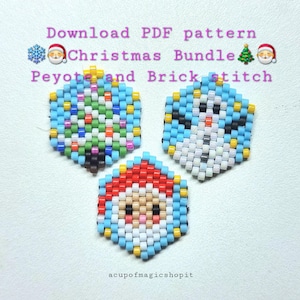Può includere: Tre ornamenti natalizi di perline in punto Peyote e Brick. Gli ornamenti includono un albero di Natale, un pupazzo di neve e Babbo Natale. Gli ornamenti sono realizzati con vari colori di perline, tra cui blu, verde, rosso, bianco e nero. Il testo "Download PDF pattern Christmas Bundle Peyote and Brick stitch" è visibile.