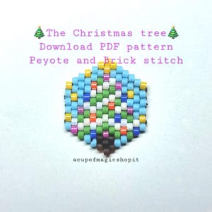 Può includere: Un disegno di albero di Natale con perline nei toni del blu, verde, giallo, bianco, arancione e viola. Il testo "The Christmas tree" e "Download PDF pattern Peyote and Brick stitch" è visualizzato sopra l'albero.