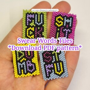 Può includere: Quattro piastrelle di perline che compongono parolacce in vari colori. Le piastrelle rettangolari presentano le parole "FUCK", "SHIT", "F YOU" e "FU". È visibile anche il testo "Swear Words Tiles" e "Download PDF pattern".