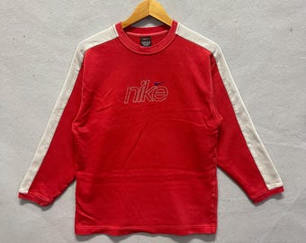 Vintage geborduurd Nike-sweater – rood/crèmekleurige schouderstreep – made in Thailand