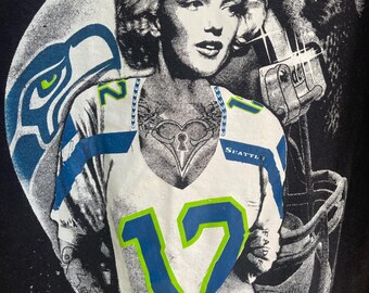 Marilyn Monroe X Seahawks #17 Graphic Tee – Vintage Style ALSTYLE