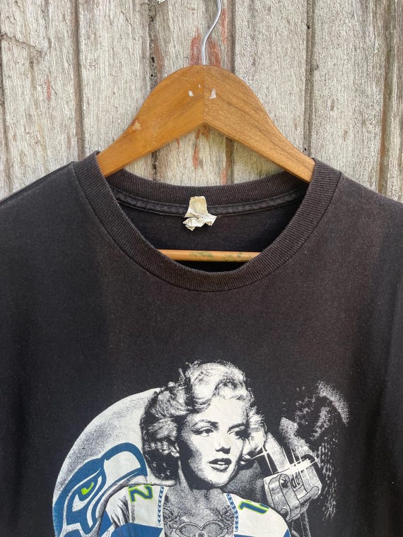 Marilyn Monroe X Seahawks #17 Graphic Tee – Vintage Style ALSTYLE