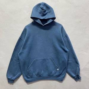 Könnte beinhalten: Ein blauer Kapuzenpullover mit Kängurutasche und Kapuze mit Kordelzug. Der Pullover ist einfarbig und hat eine lockere Passform. Ein kleines weißes Logo befindet sich auf der unteren rechten Seite der Tasche.