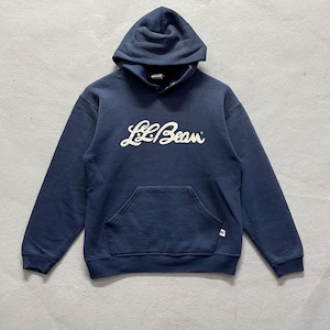 Może przedstawiać: Granatowa bluza z kapturem z białym napisem "L.L.Bean" na piersi. Bluza posiada kieszeń typu kangur i kaptur ze sznurkiem. Logo Russell Athletic jest widoczne na rękawie.