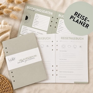 Op de afbeelding: Een set reisdagboeken en plannerpagina's in grijstinten en wit. Het journaal bevat pagina's voor boekingsgegevens, een reisdagboek en een reisdagboek. De omslag van het journaal heeft de tekst "URLAUBSTRAUM: Vom Plan zum Erlebnis."