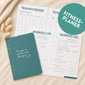 Könnte beinhalten: Ein türkisfarbener Fitnessplaner mit dem Text "The number one secret to success? Showing up!" und einer Hantel-Grafik. Der Planer enthält Trainingsprotokolle und eine Monatsübersicht. Ein grüner Kreis mit "FITNESS-PLANER" ist ebenfalls sichtbar.