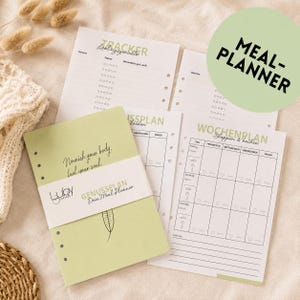 Może przedstawiać: Zestaw stron planera posiłków w kolorze jasnozielonym i białym. Strony zawierają słowa "Meal Planner", "Tracker", "Issplan" i "Wochenplan". Jedna strona zawiera tekst "Nourish your body, fuel your soul."